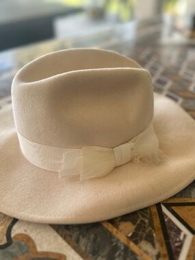 Liz Claiborne Vintage-Style Wool Felt Fedora - Cream with Bow Detail